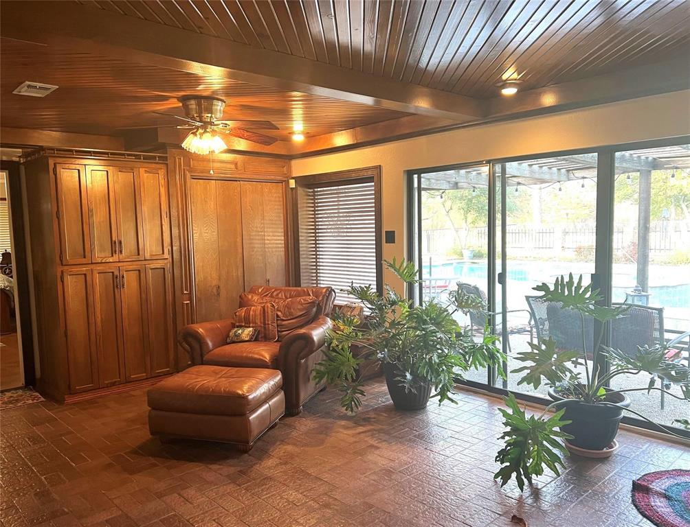 2815 Farm To Market Road 3092 Gainesville, TX 76240 - Photo 13 of 28 a living room with furniture and a potted plant