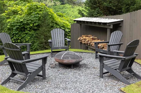 a picture of a bench in a kid room