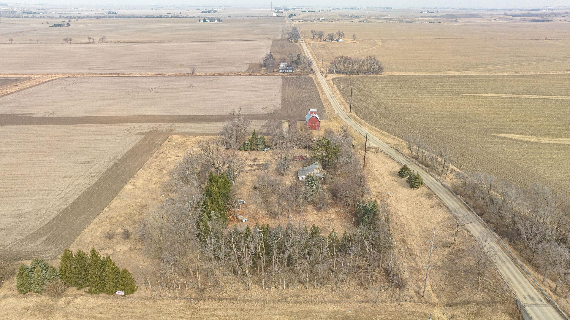 7900 South Mulford Road Rochelle, IL 61068 - Photo 5 of 12 a view of beach and small space