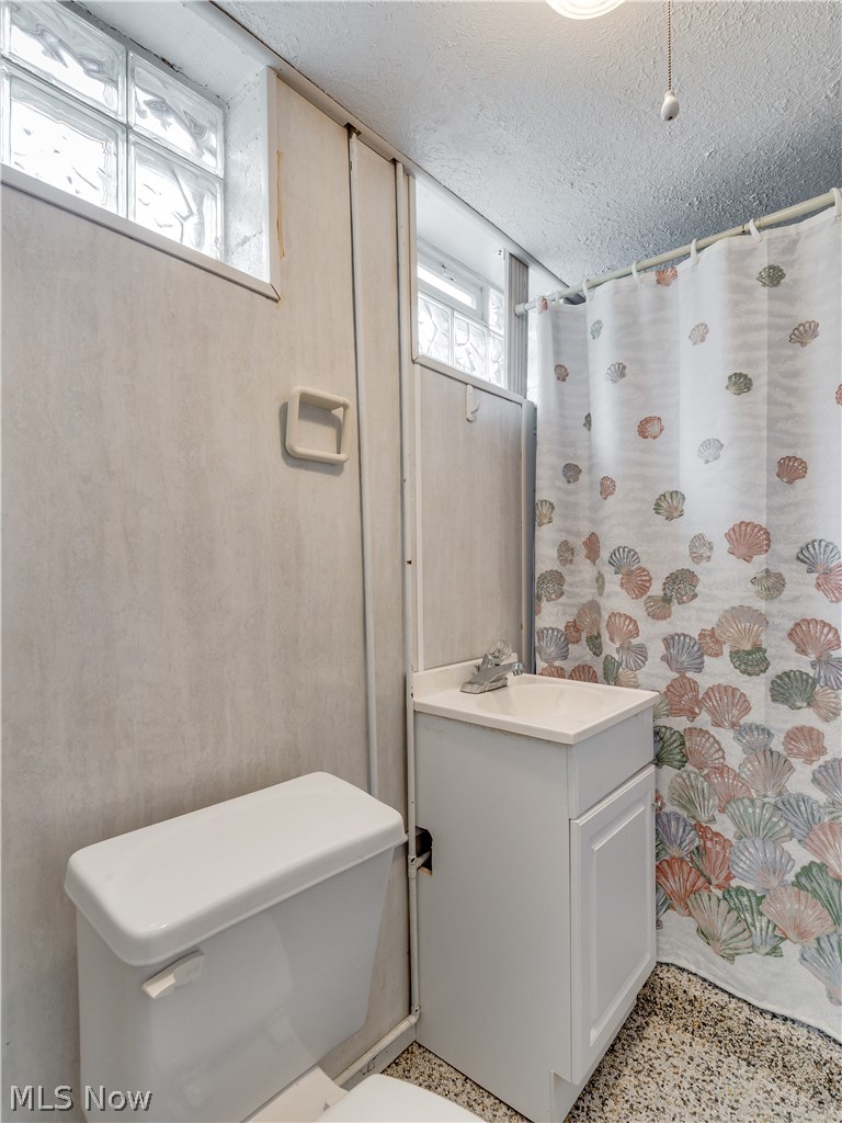 1535 Chelmsford Road Cleveland, OH 44124 - Photo 15 of 19 Full bath off the rec. room with a new Nature Stone floor.