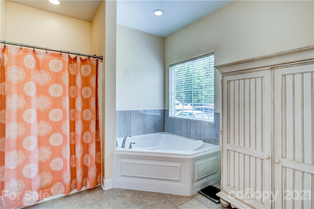 1637 State Rd S-46-1102, Unit 4 York, SC 29745 - Photo 20 of 39 a bathroom with a sink and a bathtub