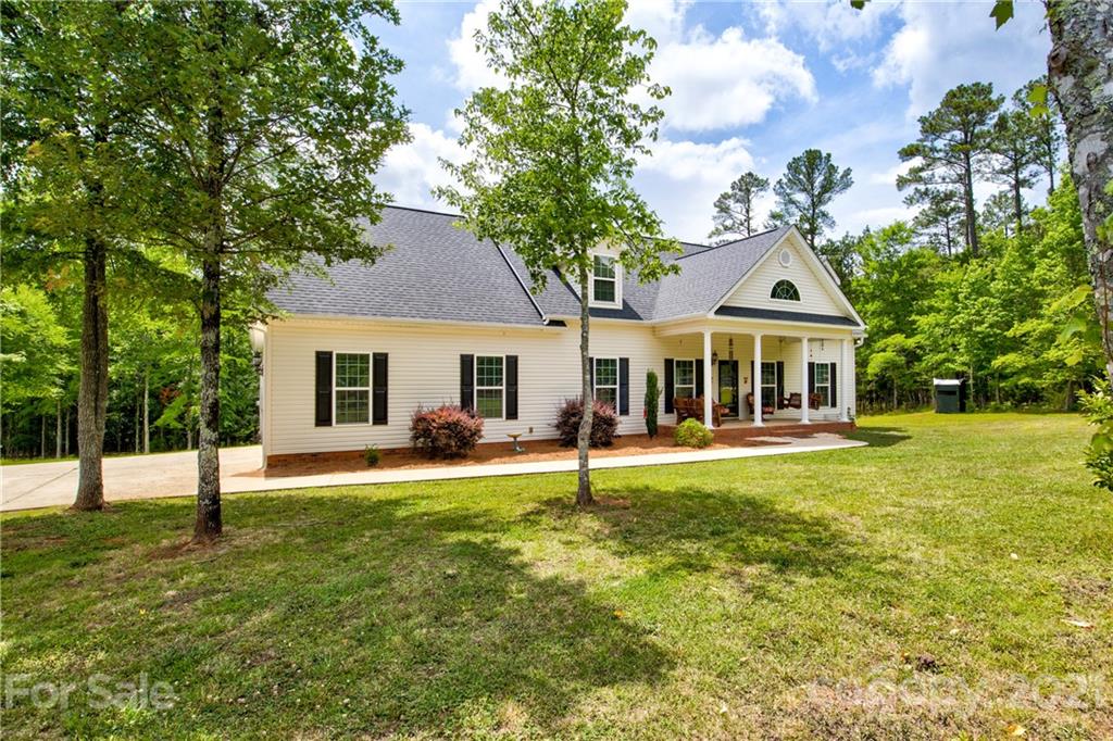 1637 State Rd S-46-1102, Unit 4 York, SC 29745 - Photo 3 of 39 a front view of a house with a garden