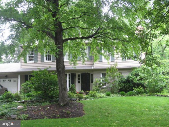 8609 Atwell Road Potomac, MD 20854 - Photo 1 of 22 Front yard