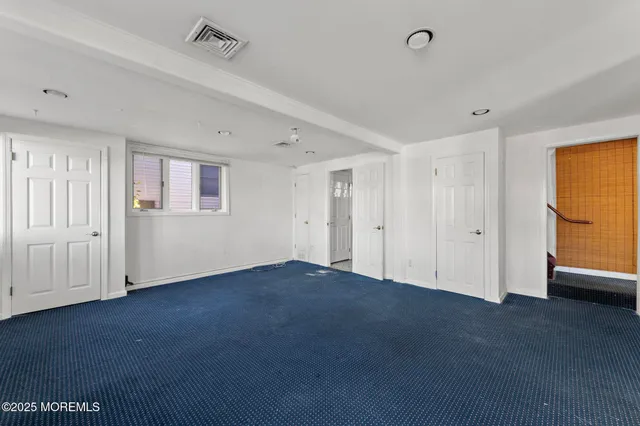 a view of empty room with window