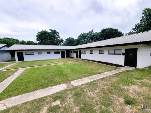 a view of a house with a backyard