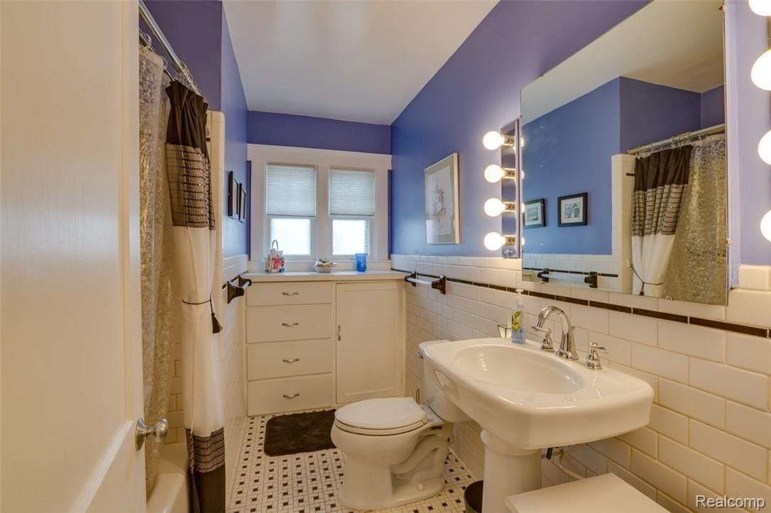 1622 Crooks Road Royal Oak, MI 48067 - Photo 22 of 47 Main Floor Bathroom