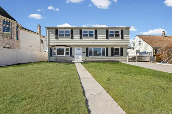 $899,000 | 28 Candle Lane, Levittown, NY 11756
