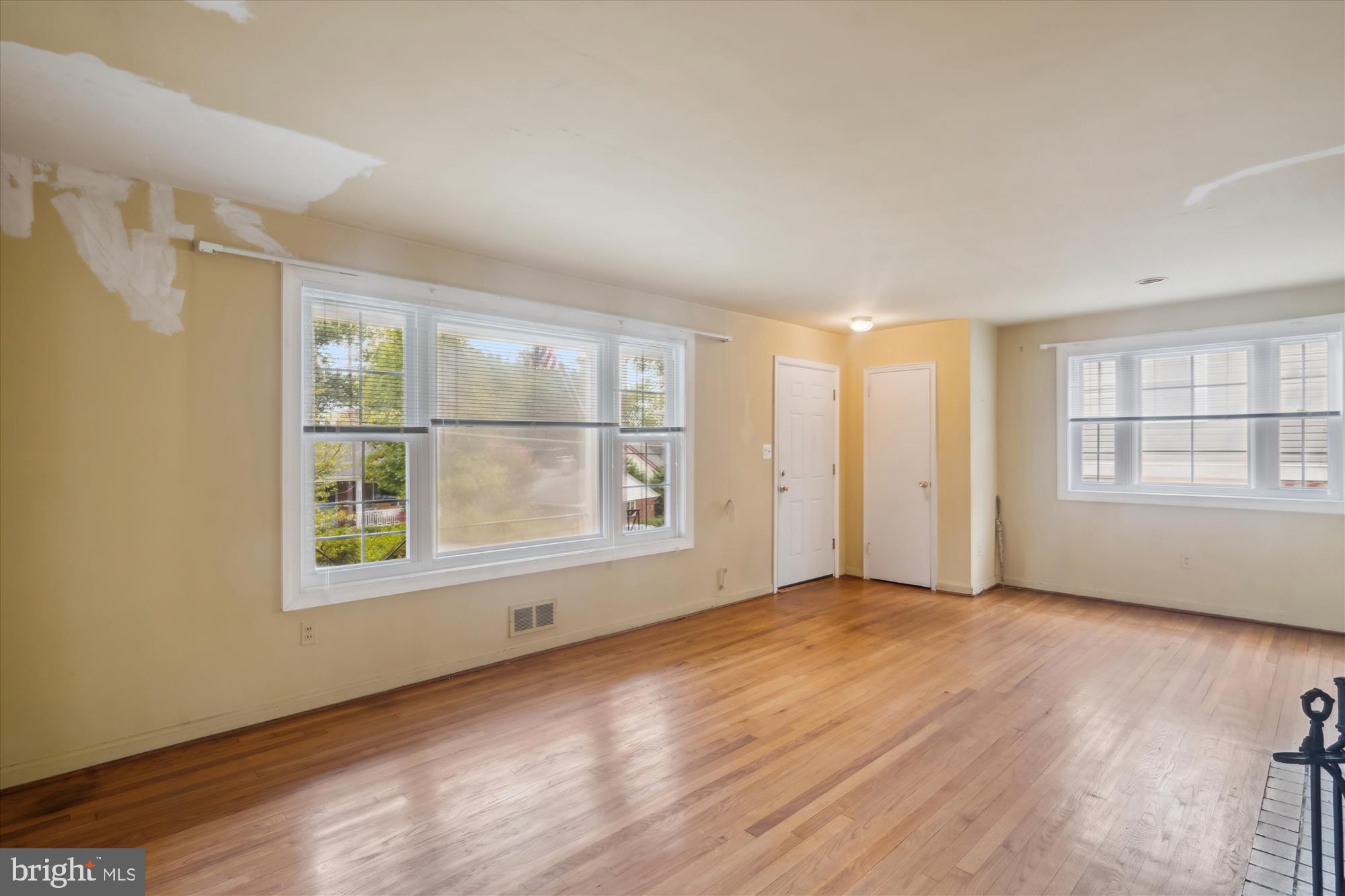 2514 Jennings Road Silver Spring, MD 20902 - Photo 17 of 52 Living Room