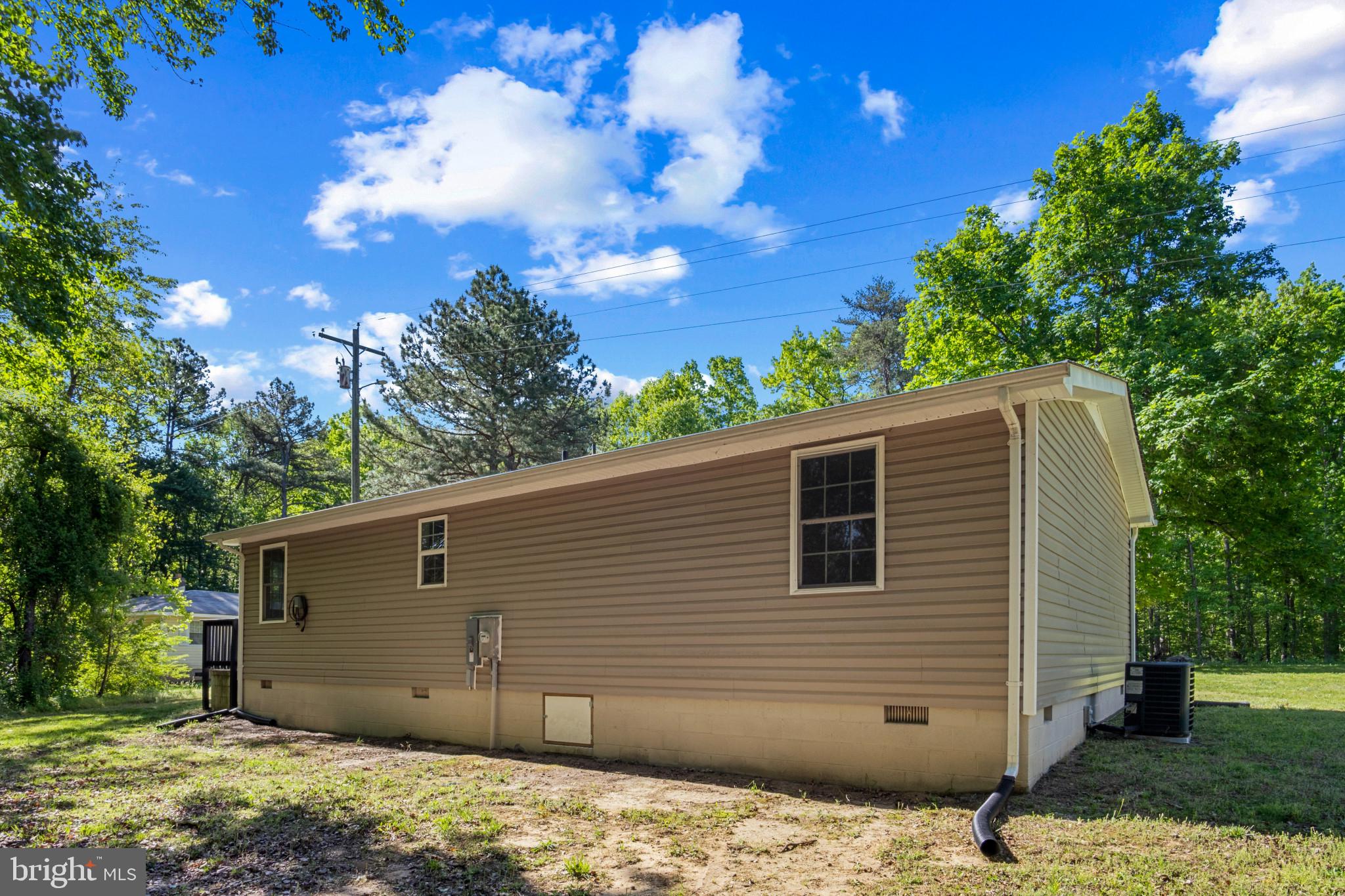 14408 Old Ridge Road Beaverdam, VA 23015 - Photo 23 of 26 a backyard of a house with lots of green space