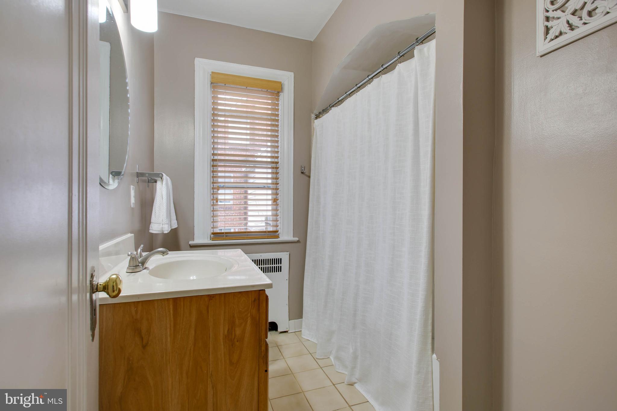 9200 Flower Avenue Silver Spring, MD 20901 - Photo 15 of 35 1st Floor full bath
