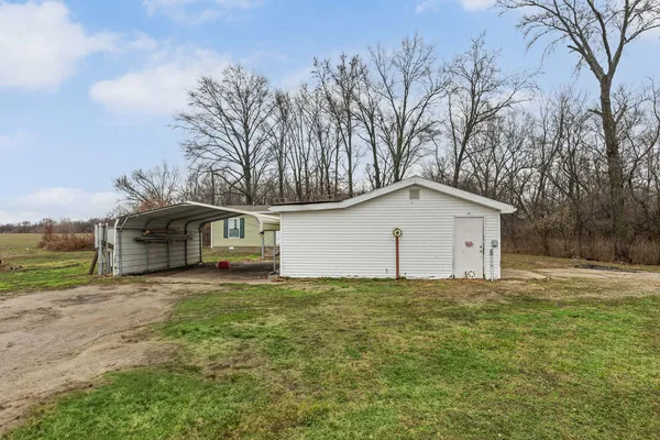 $165,000 | 20100 Diamond Springs Road, Carlyle, IL 62231