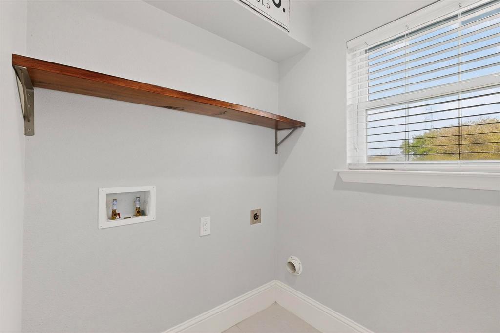 7625 Querida Lane Dallas, TX 75248 - Photo 23 of 32 a view of a small space