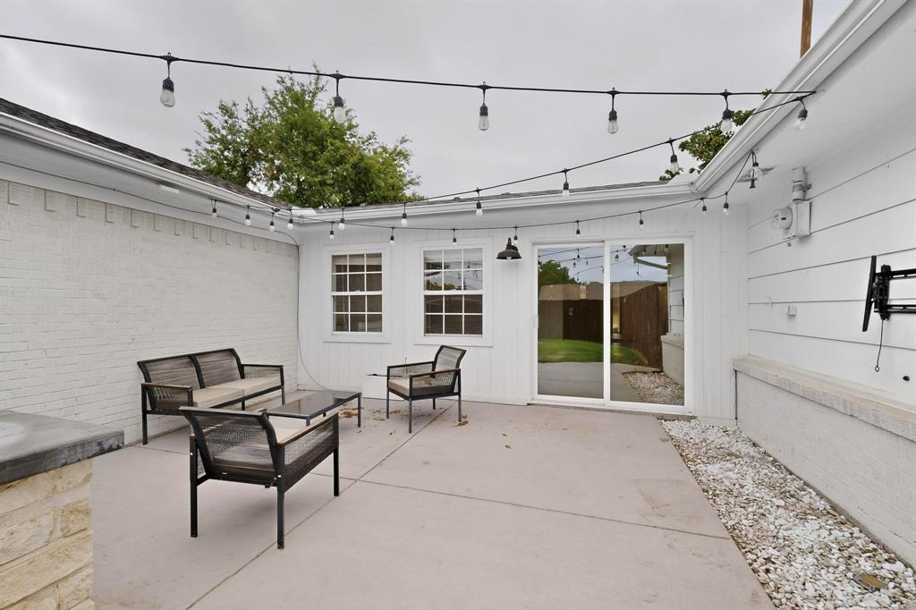 7625 Querida Lane Dallas, TX 75248 - Photo 25 of 32 a view of a chairs and table in the balcony