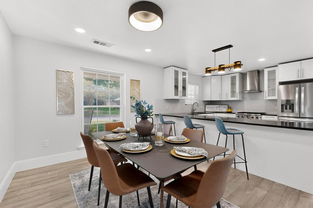 7625 Querida Lane Dallas, TX 75248 - Photo 3 of 32 a kitchen with a table and chairs in it