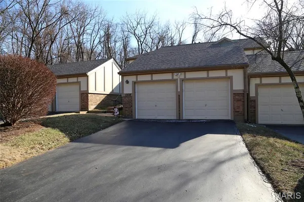 $275,900 | 13138 Royal Pines Drive, Maryland Heights, MO 63146