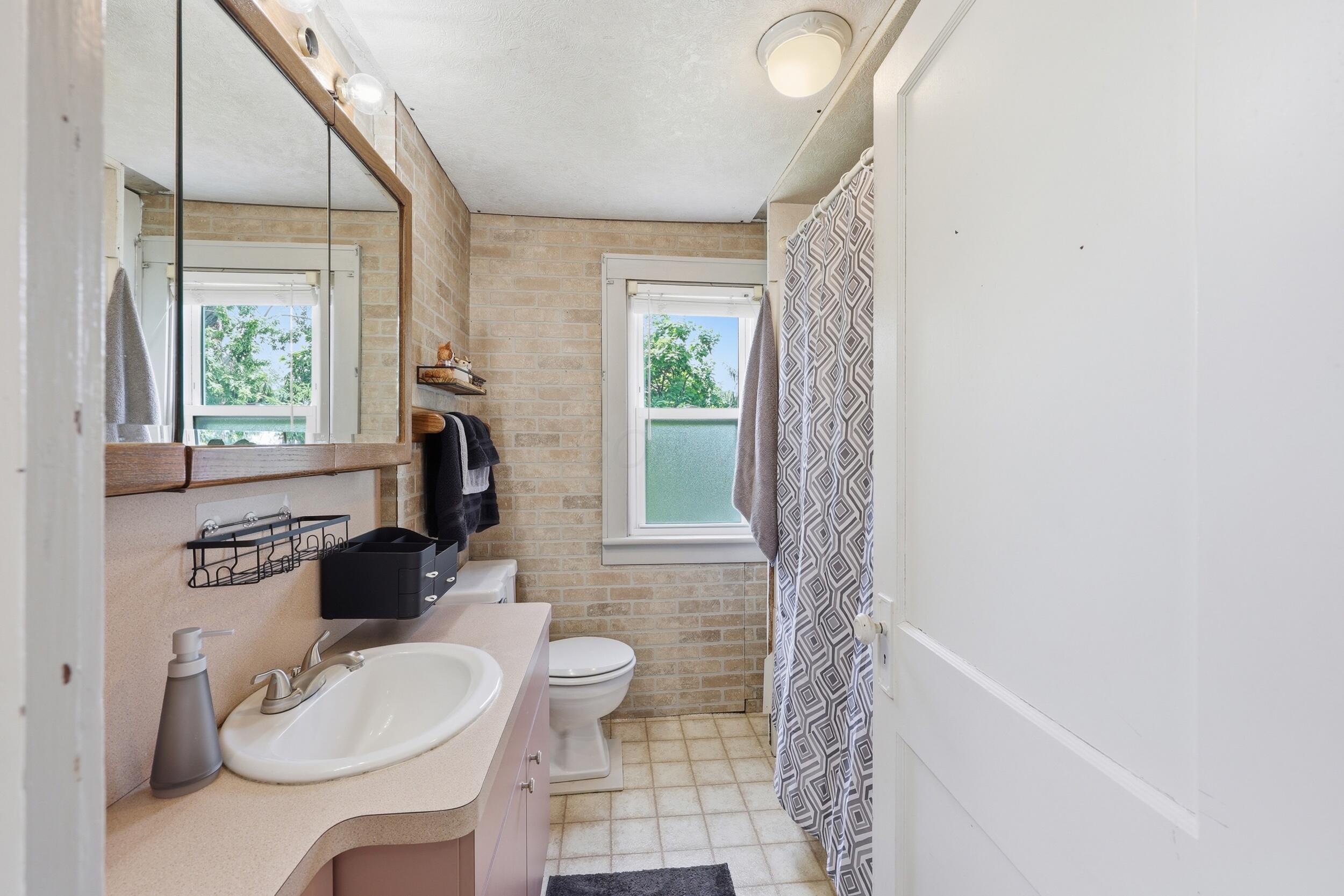 2201 Ferris Road Columbus, OH 43224 - Photo 14 of 25 Full bathroom