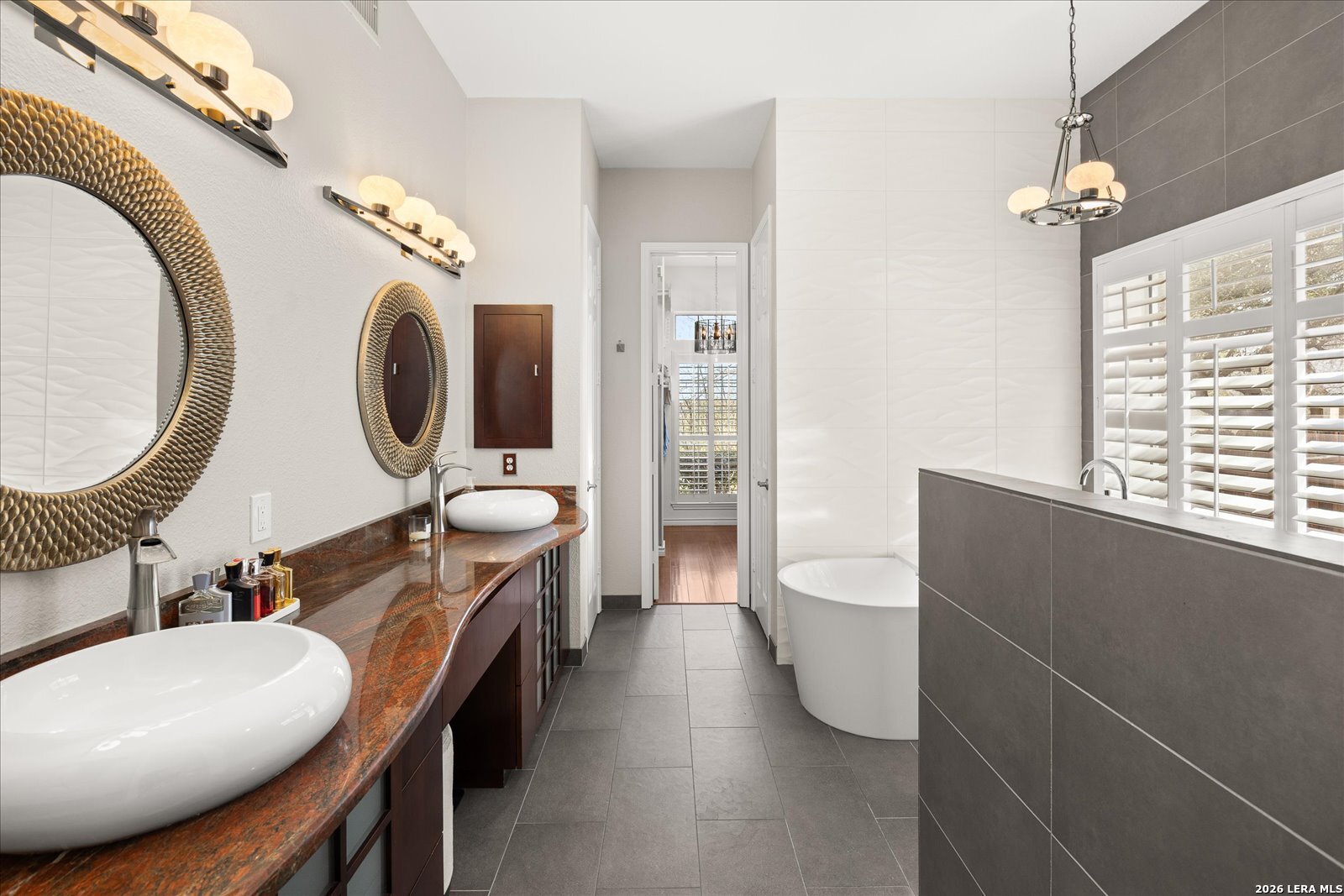 8718 Timberland Trail Fair Oaks Ranch, TX 78015 - Photo 23 of 50 a bathroom with a toilet a sink and bathtub