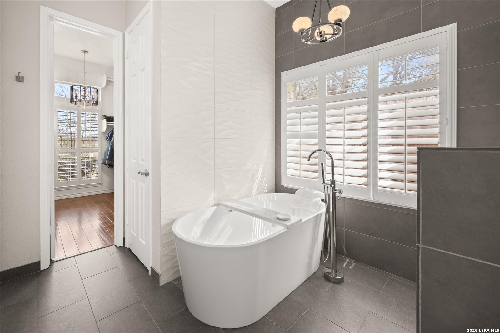 8718 Timberland Trail Fair Oaks Ranch, TX 78015 - Photo 26 of 50 a bathroom with a bathtub and sink