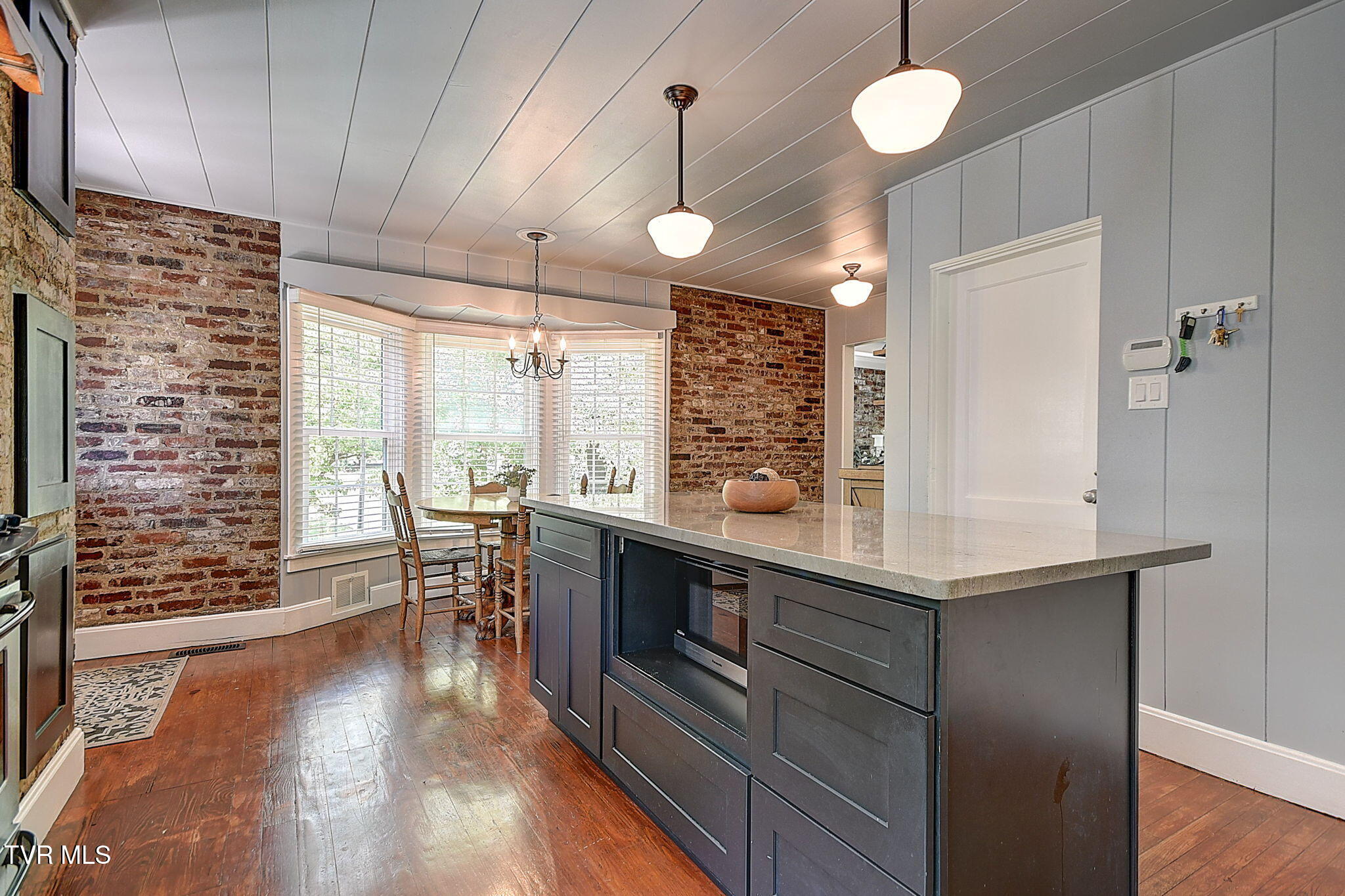 204 Parkway Road Bristol, TN 37620 - Photo 15 of 75 17-web-or-mls-204 Parkway KW-17