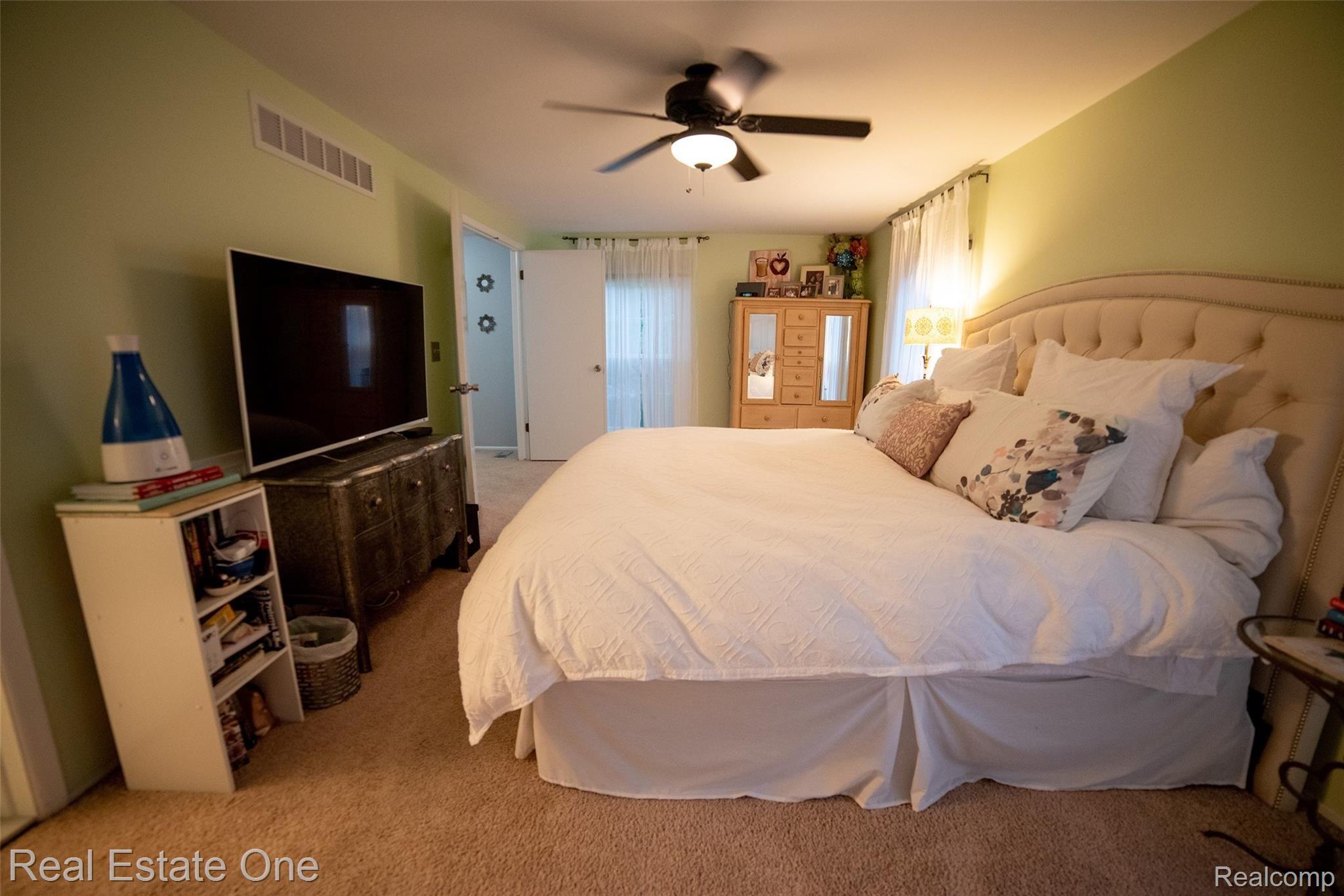 1449 Lantern Lane Rochester, MI 48306 - Photo 28 of 38 1449 Lantern Lane-25.jpg