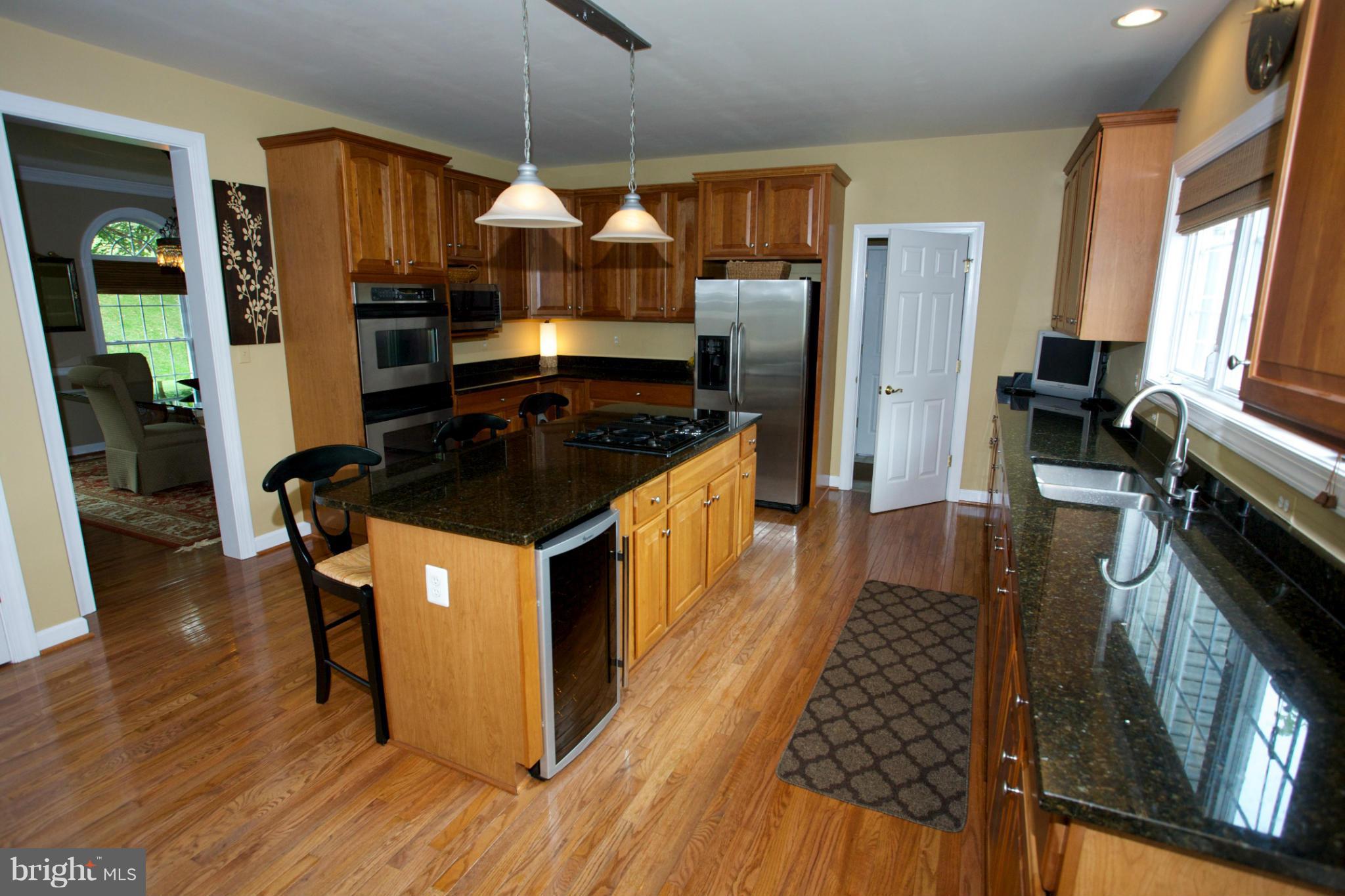 18687 Canby Road Leesburg, VA 20175 - Photo 2 of 30 HW, granite countertop, SS appl, gas cooktop
