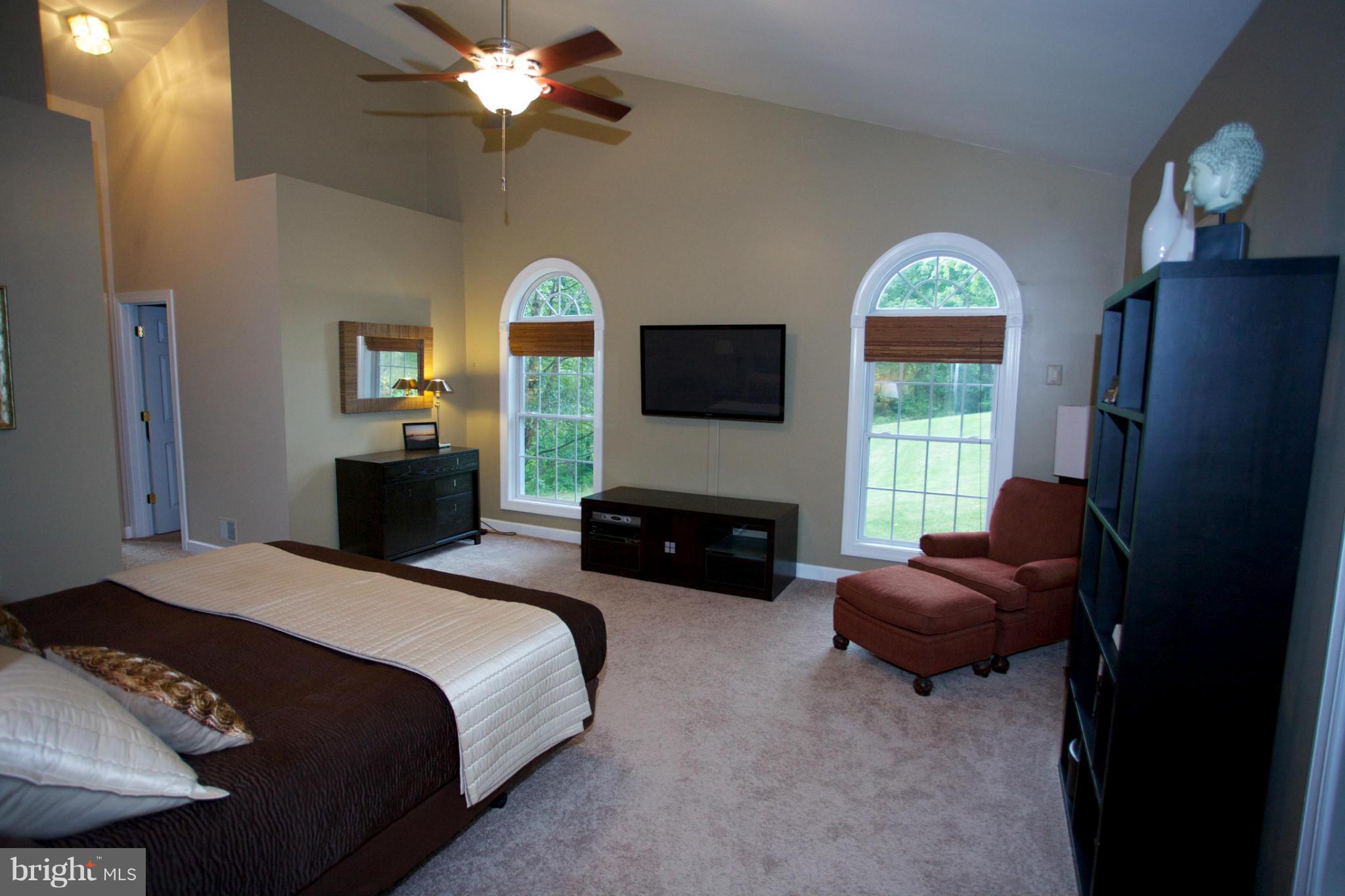18687 Canby Road Leesburg, VA 20175 - Photo 8 of 30 Main level master (1 or 2 master suites)