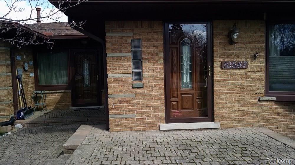 FRONT ENTRY DOOR AND SECOND ENTRY DOOR TO THE BREEZEWAY/FAMILY ROOM.....CHECK OUT THE BRICK PAVERS!