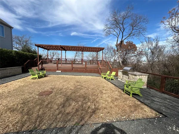 a view of a backyard