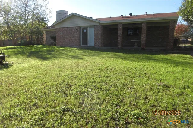 a view of a house with a yard and garage
