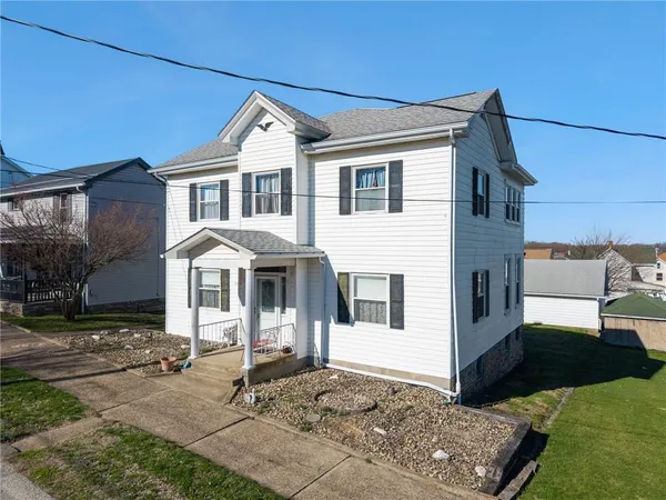 a view of a house with a yard