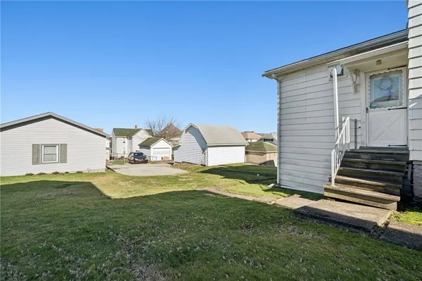 a view of a house with a yard