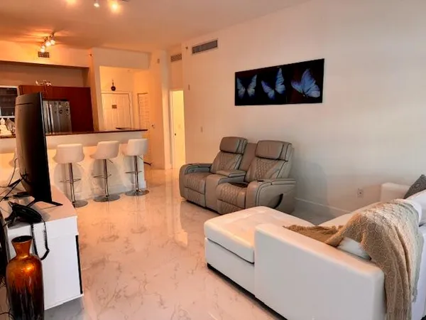 $4,000 | 804 East Windward Way, Unit 103, Lantana, FL 33462