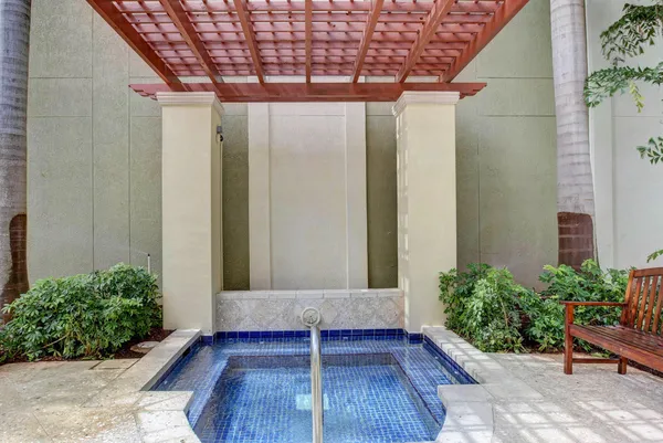 $4,000 | 804 East Windward Way, Unit 103, Lantana, FL 33462