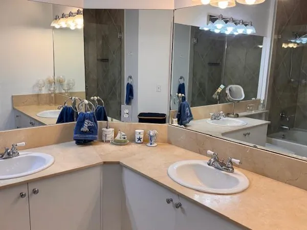 $4,000 | 804 East Windward Way, Unit 103, Lantana, FL 33462