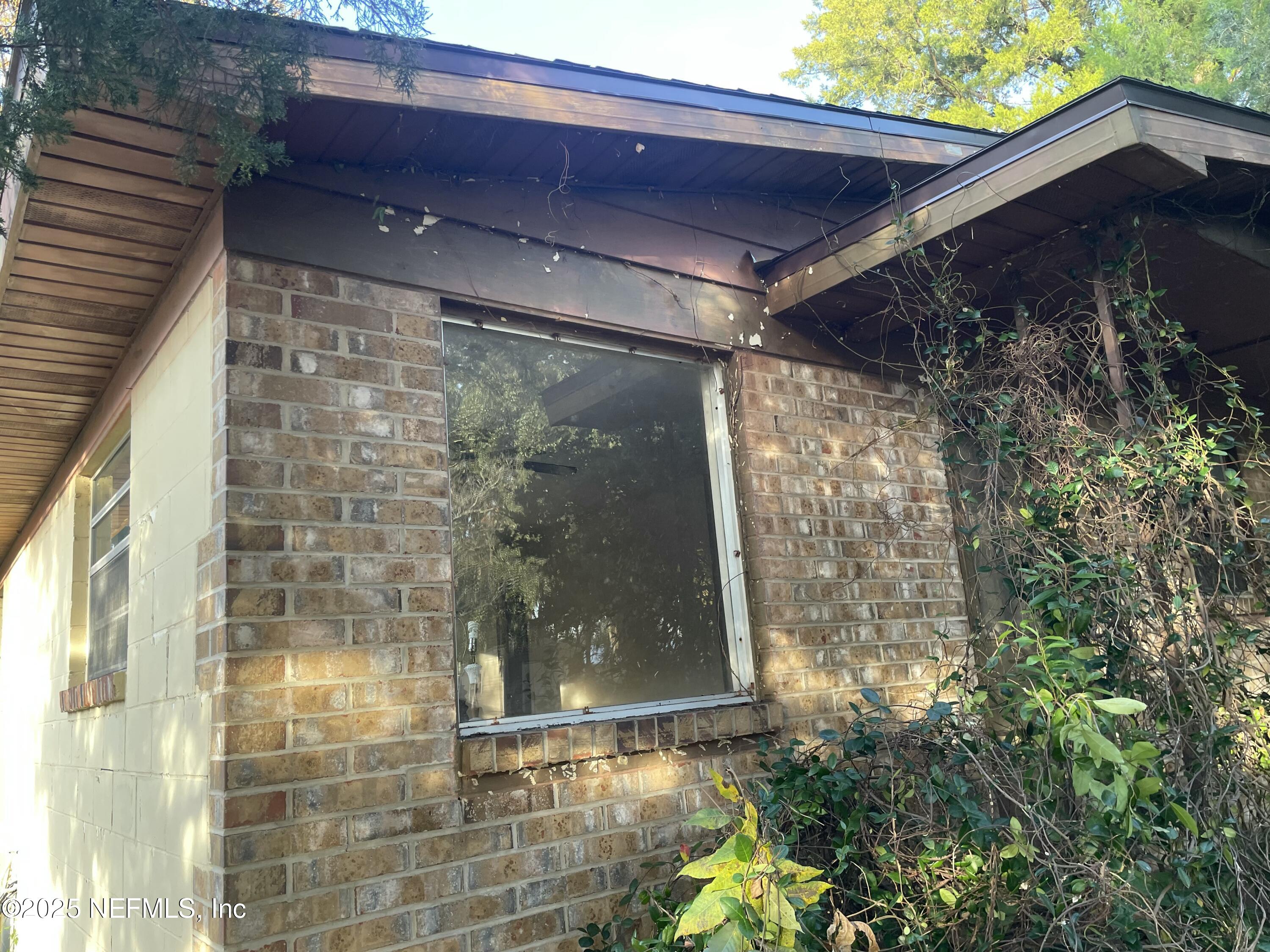 679 James Court Macclenny, FL 32063 - Photo 4 of 17 a glass window with outside space