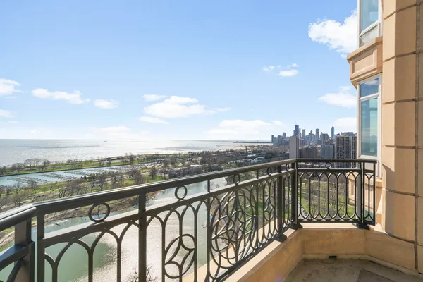 $9,700 | 2550 North Lakeview Avenue, Unit 2205, Chicago, IL 60614