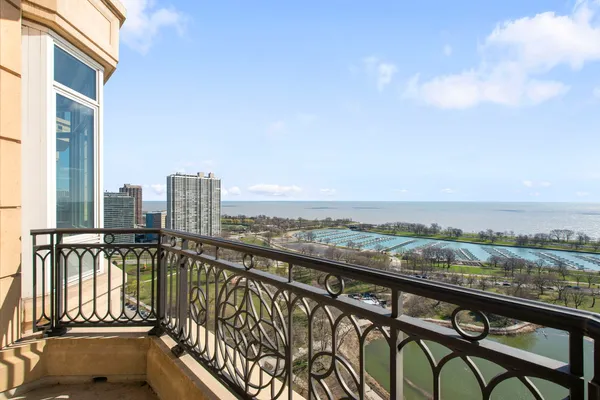 $9,700 | 2550 North Lakeview Avenue, Unit 2205, Chicago, IL 60614