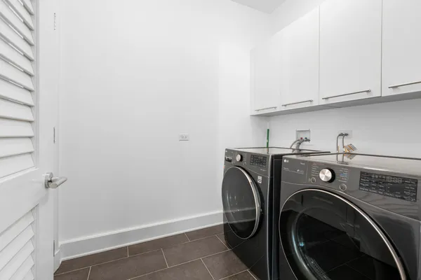 $9,700 | 2550 North Lakeview Avenue, Unit 2205, Chicago, IL 60614