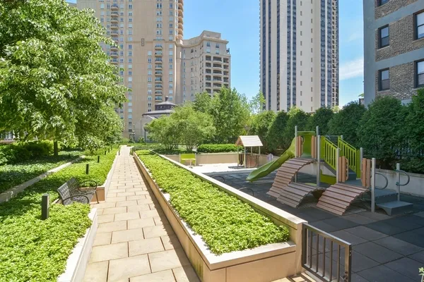 $9,700 | 2550 North Lakeview Avenue, Unit 2205, Chicago, IL 60614