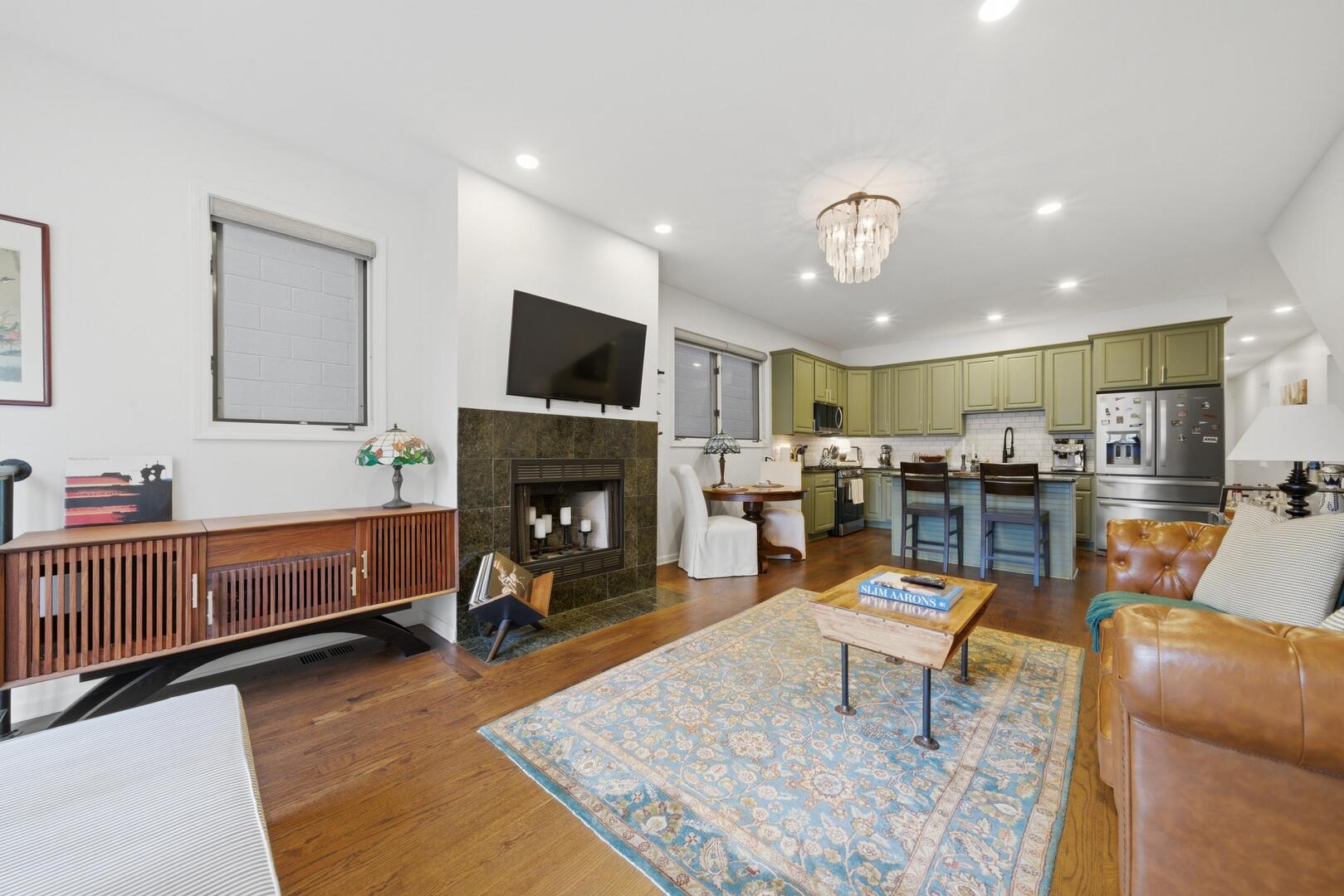 2416 West Thomas Street, Unit 1 Chicago, IL 60622 - Photo 2 of 26
