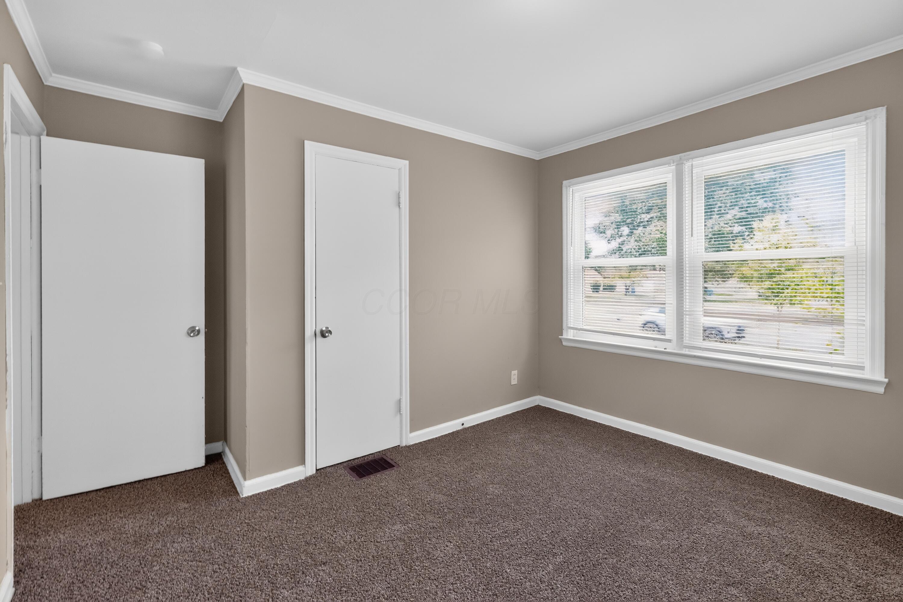 636 South Ashburton Road Columbus, OH 43213 - Photo 21 of 32 23_636_S_Ashburton_Rd-Bedroom-n-29