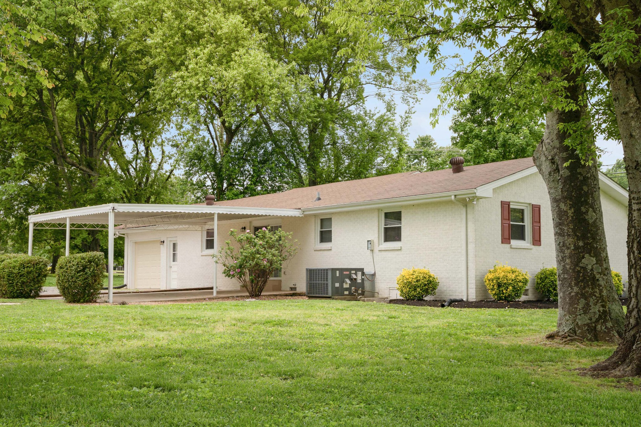 411 Walton Ferry Road Hendersonville, TN 37075 - Photo 22 of 26 a view of a house with backyard and garden
