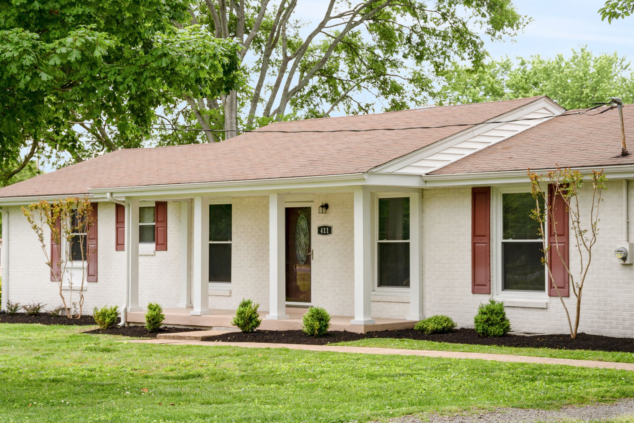 411 Walton Ferry Road Hendersonville, TN 37075 - Photo 4 of 26 a front view of a house with a yard