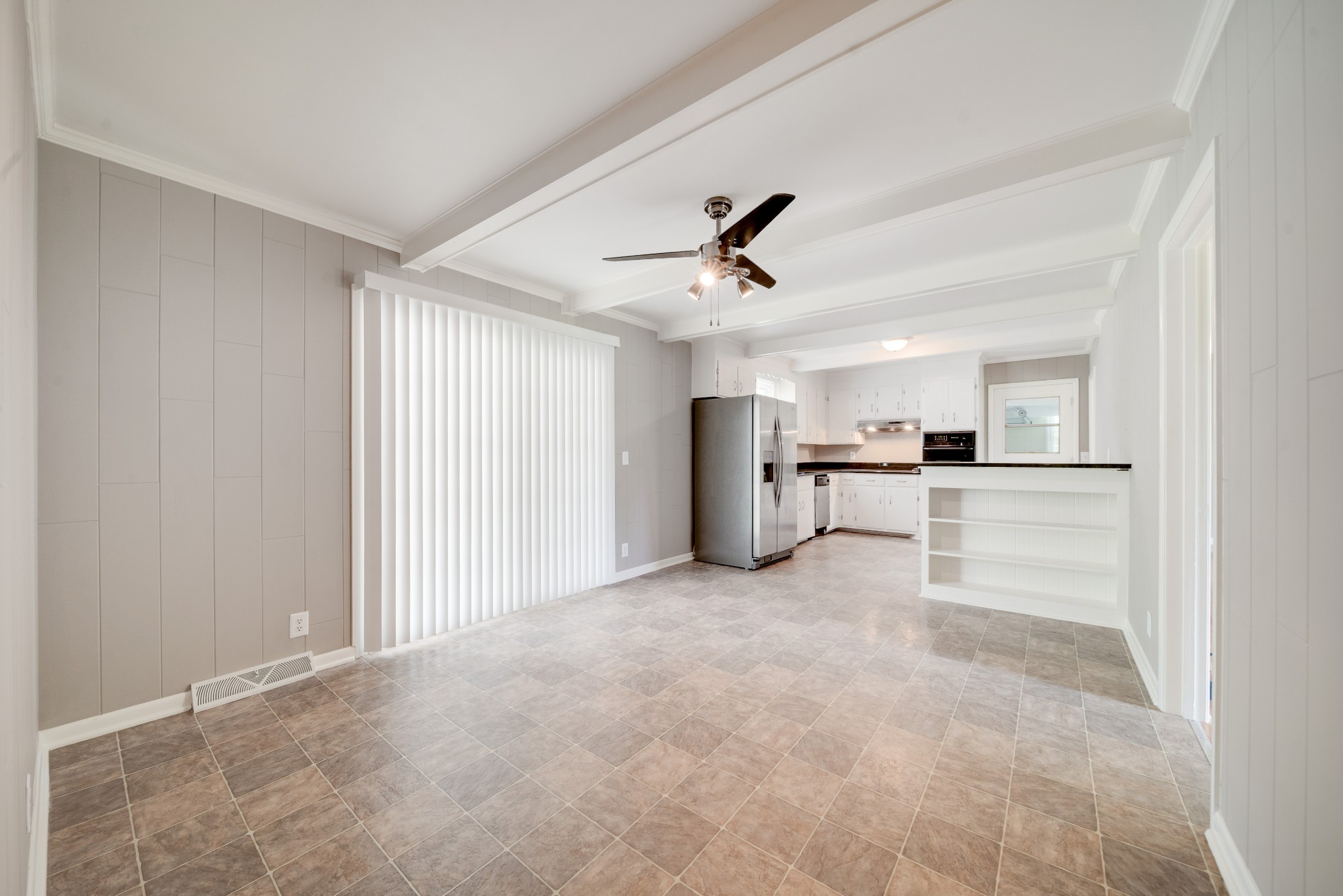 411 Walton Ferry Road Hendersonville, TN 37075 - Photo 10 of 26 a view of a livingroom with a kitchen