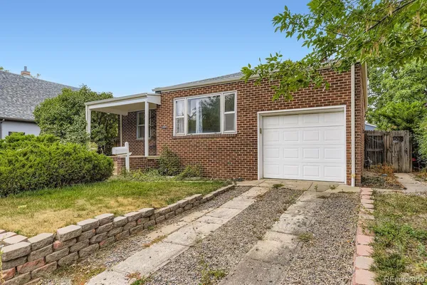 a front view of house with yard