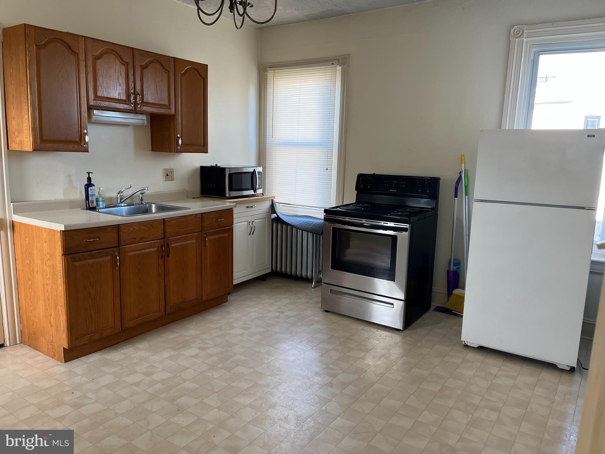 925 Main Street, Unit 400B Pennsburg, PA 18073 - Photo 6 of 8 Kitchen