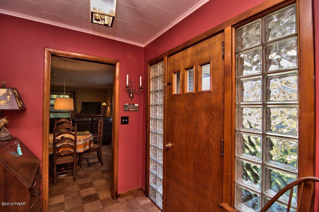 32 Myrtle Street Waymart, PA 18472 - Photo 11 of 44 Foyer