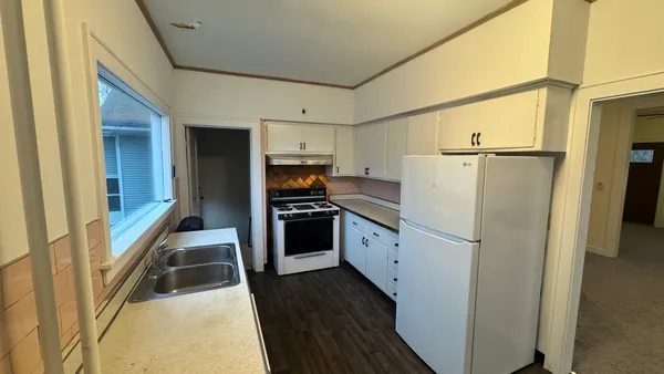 $2,950 | 110 Pine Street, Elmhurst, IL 60126