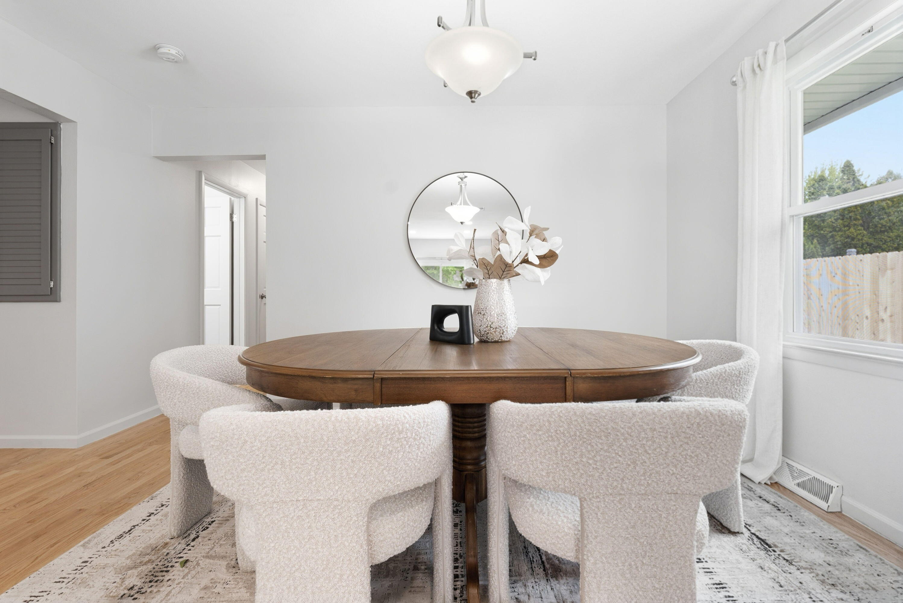 W60N873 Sheboygan Road Cedarburg, WI 53012 - Photo 5 of 22 Dining Room