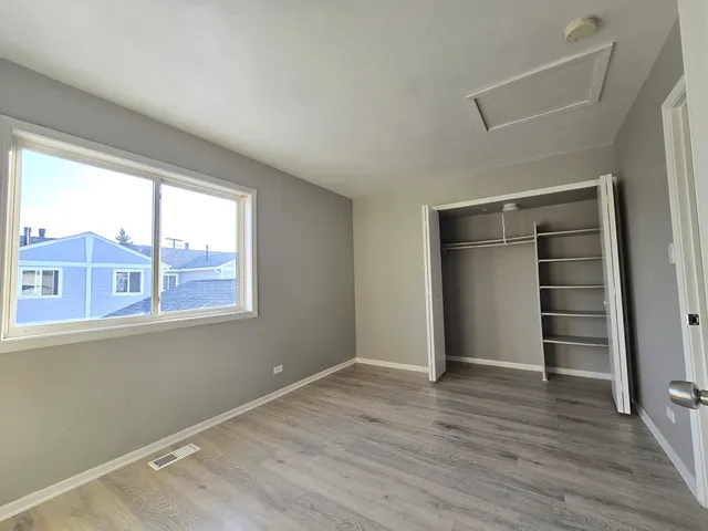 $199,900 | 319 Meadow Green Lane, Round Lake Beach, IL 60073